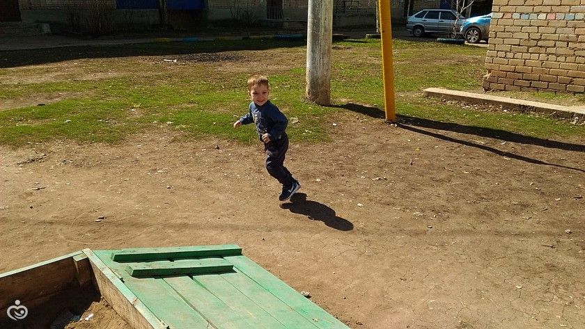 немного нас)