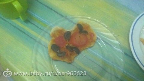 дочка (2 года) сама сделала пиццу!!)))