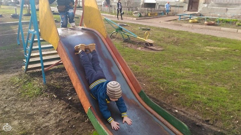 немного нас)