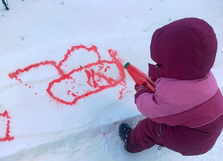 Рисуем водой на асфальте. Нам 4 года.