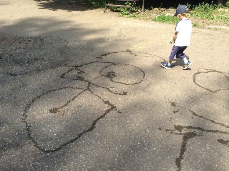 Рисуем водой на асфальте. Нам 4 года.