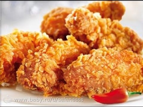 Куриные крилья или стрипсы в панировке.
