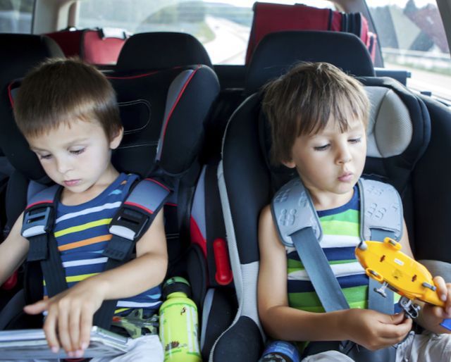 Чем грозит водителю перевозка детей в автомобиле без детского кресла?